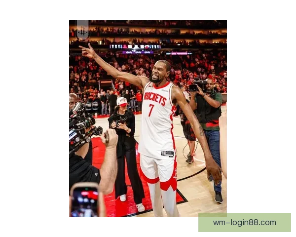 火箭更衣室狂欢泼水庆祝杜兰特超越乔丹 赤膊领取比赛用球激情满场